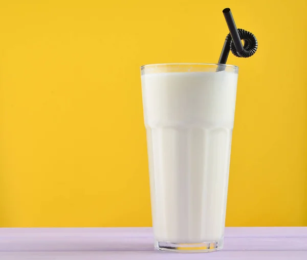 Taze Organik Süt Izole Bir Sarı Pastel Renk Ahşap Masa — Stok fotoğraf