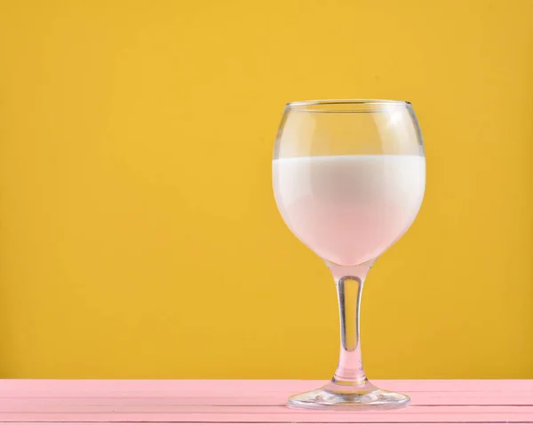 Vaso Leche Natural Fresca Sobre Fondo Amarillo Copiar Espacio — Foto de Stock