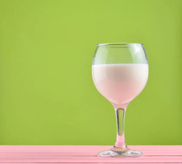 Ein Glas Frische Naturmilch Auf Grünem Hintergrund Kopierraum — Stockfoto