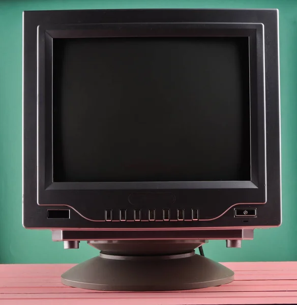 Dunkle Beleuchtung Eines Retro Fernsehers Auf Blauem Pastell Hintergrund — Stockfoto