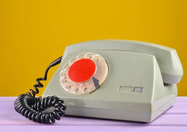 黄色柔和背景上的复古电话 — 图库照片
