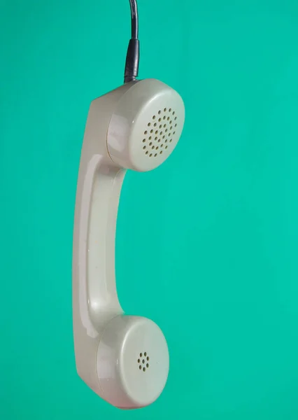 复古手机在绿色薄荷柔和的背景 极简主义的特伦 — 图库照片