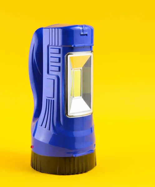 Blå Ficklampa Isolerad Gul Bak — Stockfoto