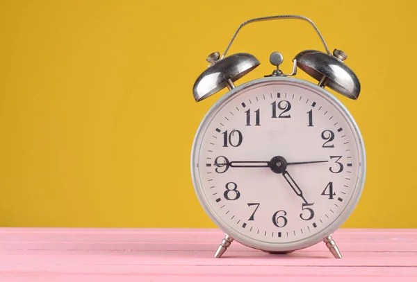 Retro Alarm Klok Staat Houten Tafel Geïsoleerd Geel Kopie Vriendelij — Stockfoto