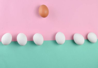 Pastel bir arka plan üzerinde benzersiz, Minimalizm, yaratıcı Paskalya adam kavramı tavuk yumurta