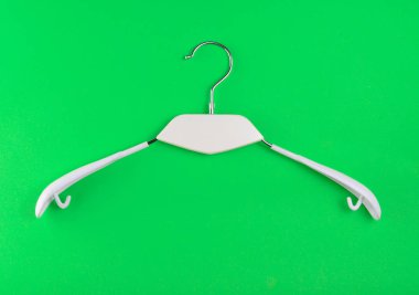 Askı elbise yeşil bir arka plan, Minimalizm eğilim, aksesuarlar, soyut adam için