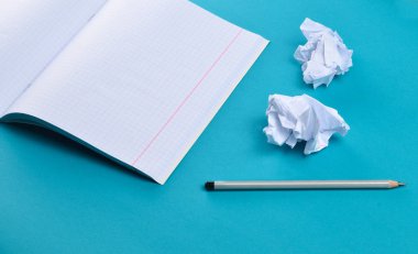 Defter kalem ve beyaz buruşuk Kağıt topu mavi arka plan ile. Hiçbir fikir, eğitim, mimari konsepti