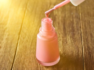 Ahşap tabl pembe oje yakın çekim