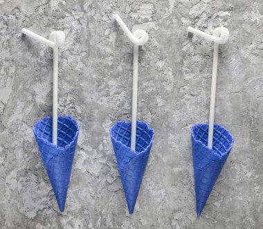 Mavi gözleme boynuz beton tablo, üstten görünüm, düz yatıyordu, minimal tren üzerinde beyaz kokteyl tüplerde