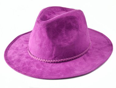 Moda erkek menekşe beyaz arka plan üzerinde izole şapka hissettim. Sonbahar bahar şapka