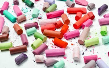 Beyaz bir adam üzerinde birçok çok renkli pastel boya kalemi