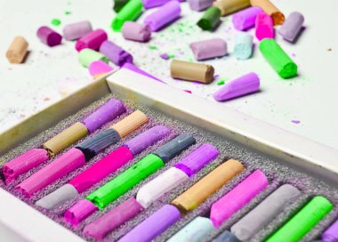 Beyaz bir arka plan üzerinde renkli boya kalemi pastel ile kutu