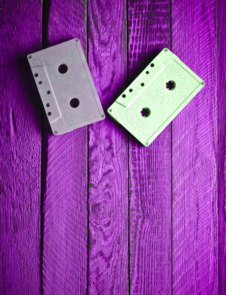 Cassette Audio Pastel Deux Couleurs Sur Fond Bois Violet Vue — Photo