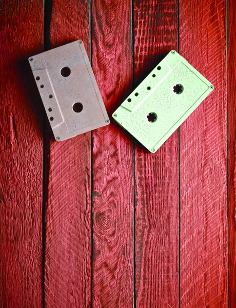 Cassette Audio Pastel Deux Couleurs Sur Fond Bois Rouge Vue — Photo
