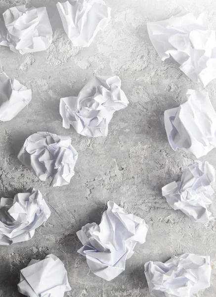 Zerknülltes Papier Auf Einer Grauen Betonoberfläche — Stockfoto