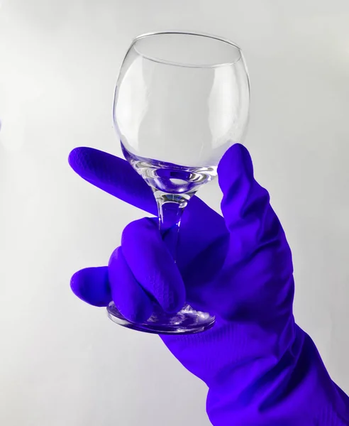 ブルー ラテックス手袋で男の手を保持するきれいなガラス ワイン グラス — ストック写真