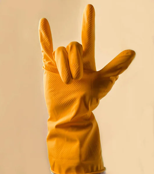 Een Hand Gele Rubberen Handschoenen Verschijnt Een Rock Hoorn Twee — Stockfoto