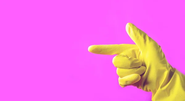 Pembe Bir Arka Plan Üzerinde Yan Sarı Lastik Eldiven Eliyle — Stok fotoğraf