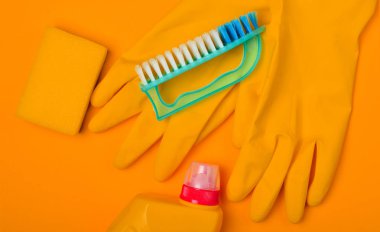 Sarı bir arka plan üzerinde boya, vernik. Lateks eldiven, fırça, sünger, temizleyici, üstten görünüm, düz yatıyordu styl şişe