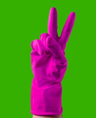 El ile barış işareti mavi bir arka plan üzerinde yapma sarı koruyucu kauçuk eldiven