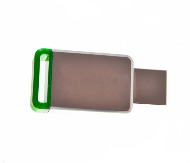 Usb flash sürücü üzerinde beyaz adam izole