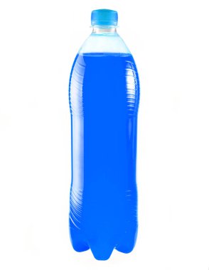 Plastik şişe üzerinde beyaz adam izole turuncu tatlı su