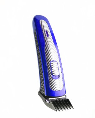 Beyaz bir adam izole bir meme ile saç kesme makinesi