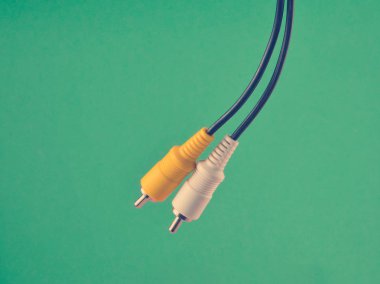 RCA sarı mavi zemin üzerine beyaz ses/video kablosu.