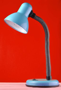 Masa Lambası Sarı duvar adam karşı izole bir tablo