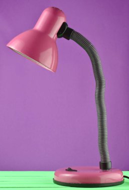 Masa lambası mavi duvar adam karşı izole bir tablo