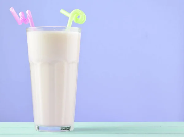 Ett Glas Milkshake Med Sugrör Pastell Färg Träbord Isolerad Rosa — Stockfoto