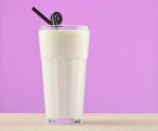 Vidrio Transparente Con Leche Orgánica Fresca Túbulos Cóctel Una Mesa —  Fotos de Stock