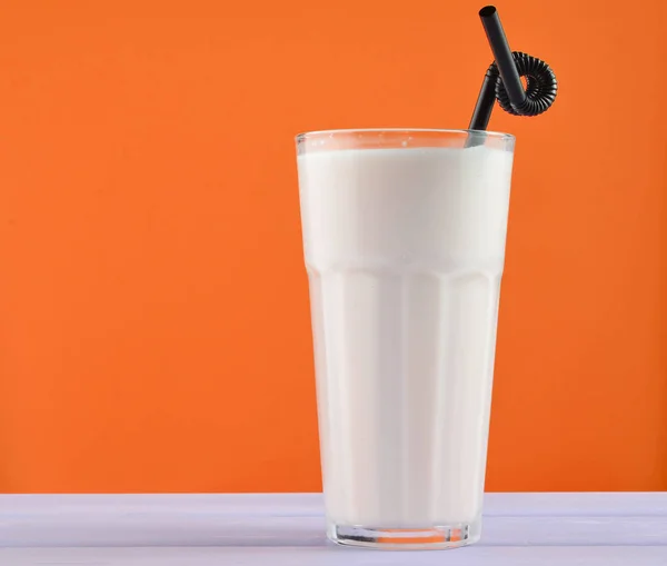 Vidrio Transparente Con Leche Orgánica Fresca Túbulos Cóctel Una Mesa —  Fotos de Stock