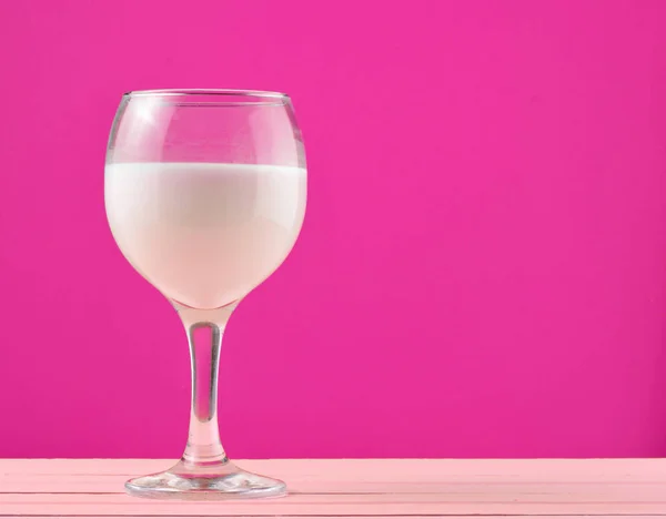 Ein Glas Frische Naturmilch Auf Gelbem Hintergrund Kopierraum — Stockfoto