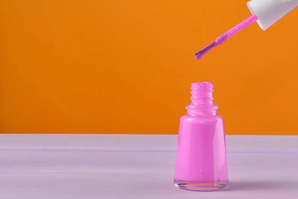 Botella Abierta Esmalte Uñas Rosa Sobre Fondo Amarillo Espacio Para — Foto de Stock