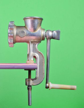 Bir mavi pastel renkli, yaratıcı ve kavramsal fotoğraf, minimalist tren Vintage kıyma makinesi