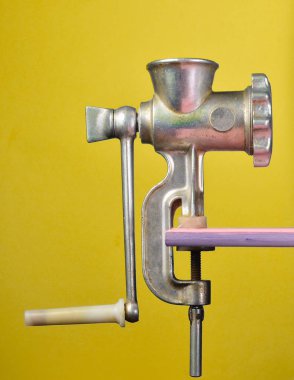 Bir mavi pastel renkli, yaratıcı ve kavramsal fotoğraf, minimalist tren Vintage kıyma makinesi