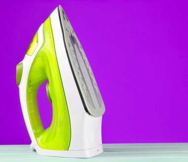 Demir bir sarı renk pastel arka plan, minimalist eğilim, kopya spac Ütü