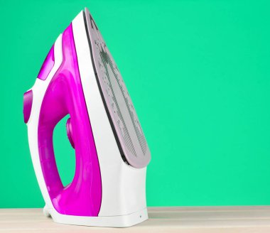 Demir bir sarı renk pastel arka plan, minimalist eğilim, kopya spac Ütü