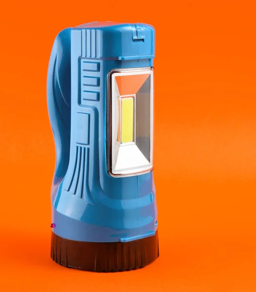 Blå Ficklampa Isolerad Gul Bak — Stockfoto