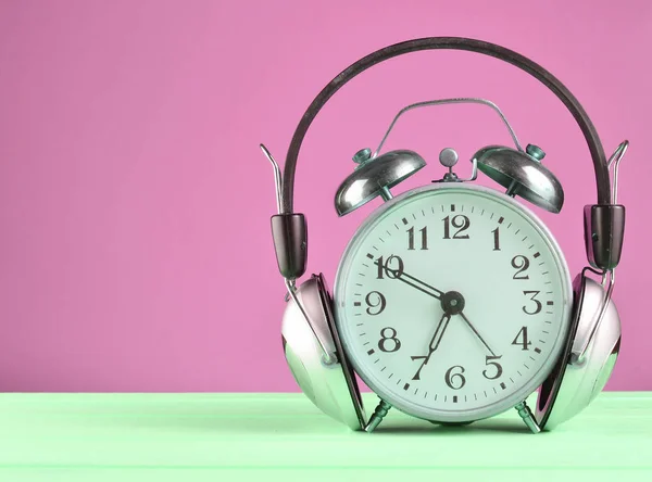 Reloj Despertador Retro Con Auriculares Mesa Madera Sobre Fondo Pastel —  Fotos de Stock