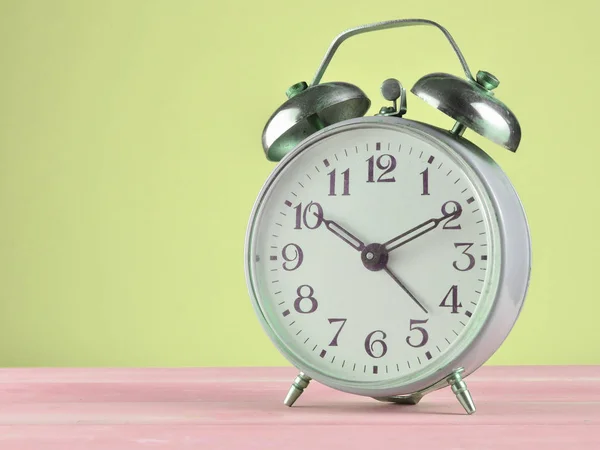 Retro Alarm Klok Een Pastel Achtergrond Kopie Vriendelij — Stockfoto