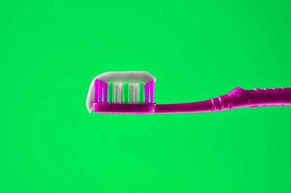 Bir Mavi Diş Fırçası Yakın Çekim Hafif Sarı Bir Arka — Stok fotoğraf
