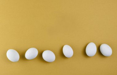 Bir mavi pastel arka planda, benzersiz, Minimalizm, yaratıcı Paskalya adam kavramı tavuk yumurta