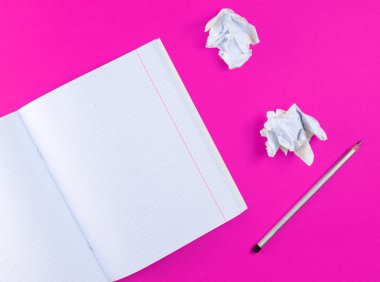 Sarı zemin üzerine üstten görünüm defter kalem ve beyaz buruşuk Kağıt topu ile. Hiçbir fikir, eğitim, mimari konsepti