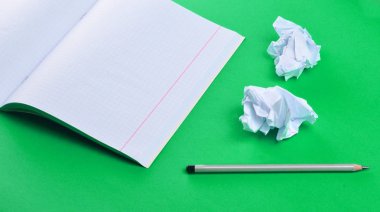 Defter kalem ve beyaz buruşuk Kağıt topu mavi arka plan ile. Hiçbir fikir, eğitim, mimari konsepti