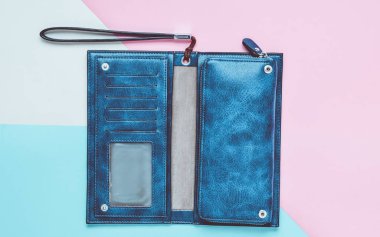 Büyük bir mavi cüzdan deri çok renkli kağıt arka plan üzerinde.