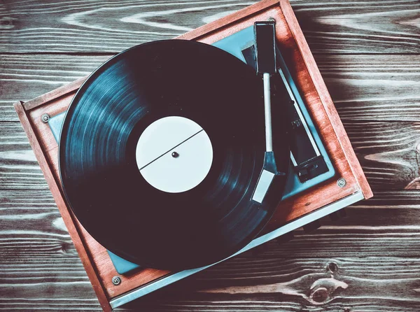 Plattenspieler Mit Tellern Auf Einem Holztisch Unterhaltung 70Er Jahre Musik — Stockfoto