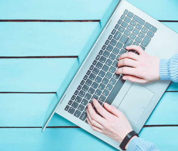 Las Manos Están Escribiendo Teclado Del Portátil Una Mesa Madera — Foto de Stock