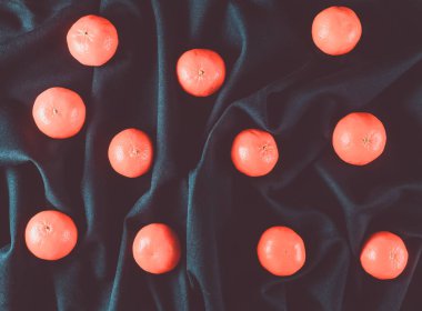 Mandalina koyu kumaş arka plan üzerinde bir sürü. Üstten görünüm.